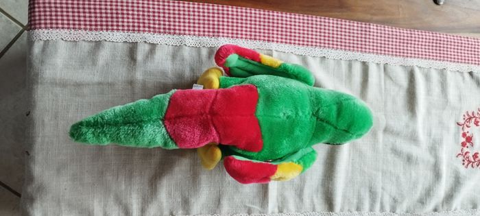 Peluche perroquet 46 cm long, 29 cm assis et 13 cm large. Très bon état - photo numéro 4