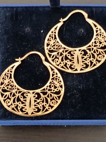 Boucles d'oreilles plaqué or.