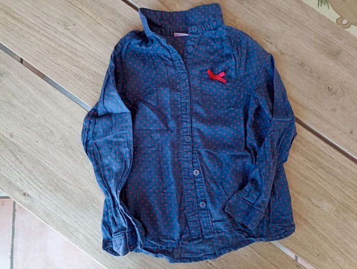 Chemise violette a pois