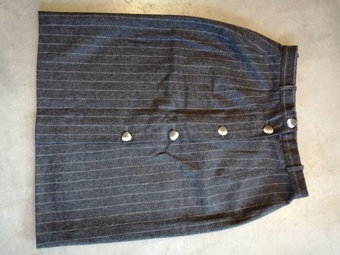 Jupe droite grise rayée blanche doublée Taille 36 Longueur 45 cm Faite par une couturière Neuve - photo numéro 3