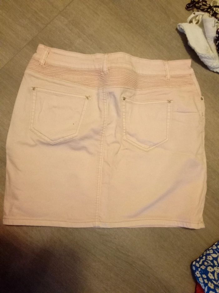 Jupe dessus genou - photo numéro 2