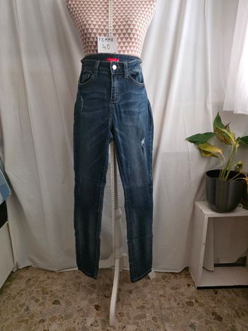 Jean ,bleu , légèrement décolorés par endroit et déchiré ,en excellent état, en coton/polyester/elasthanne, longueur 103cm, largeur de taille 36cm, largeur de cuisse 27cm, hauteur de taille 31cm, marque Tissaïa = 5€