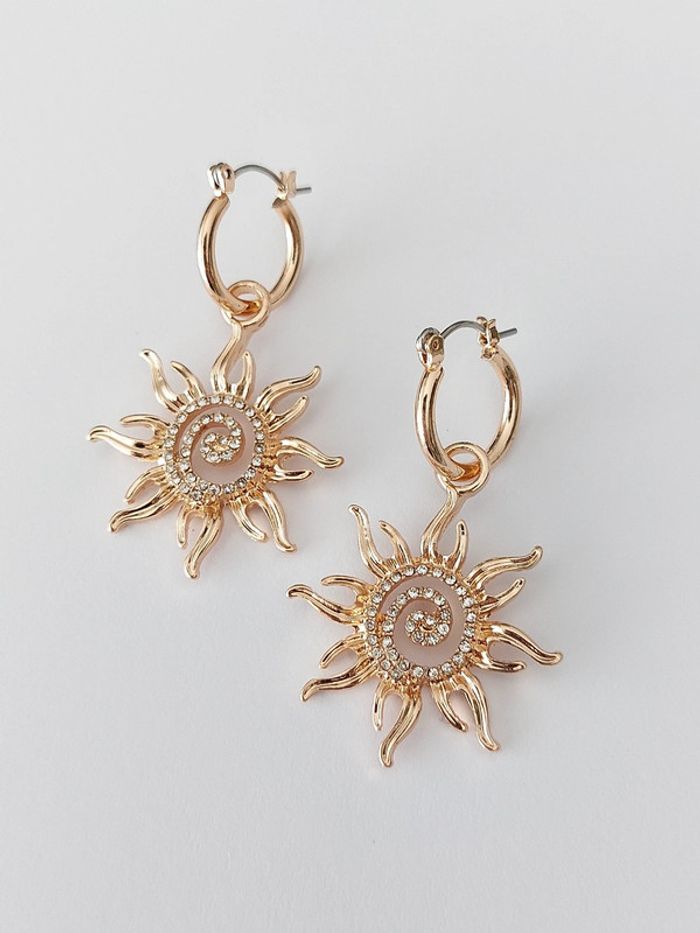 Magnifique paire de boucles d'oreilles pendantes - soleil doré - acier inoxydable 🌊 - photo numéro 2