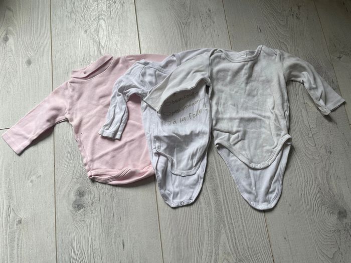 Très beau lot de 3 bodies hiver fille 12 mois