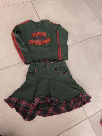 Joli ensemble sweat et jupe écossais