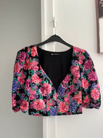 Haut crop top fleuri demi manches bouffantes Zara T34 très bon état
