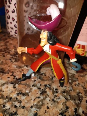 Figurine capitaine crochet manque l'épée pet dans la peinture