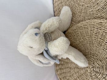 Peluche lapin Bonbon blanc et bleu grand modèle  DOUDOU ET COMPAGNIE 