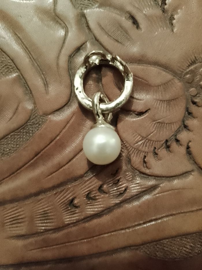 pendentif en métal perle en plastique blanche et strass translucides. - photo numéro 2