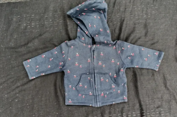 Gilet Fille Kiabi à capuche – Taille 3 mois (62 cm) 🍒