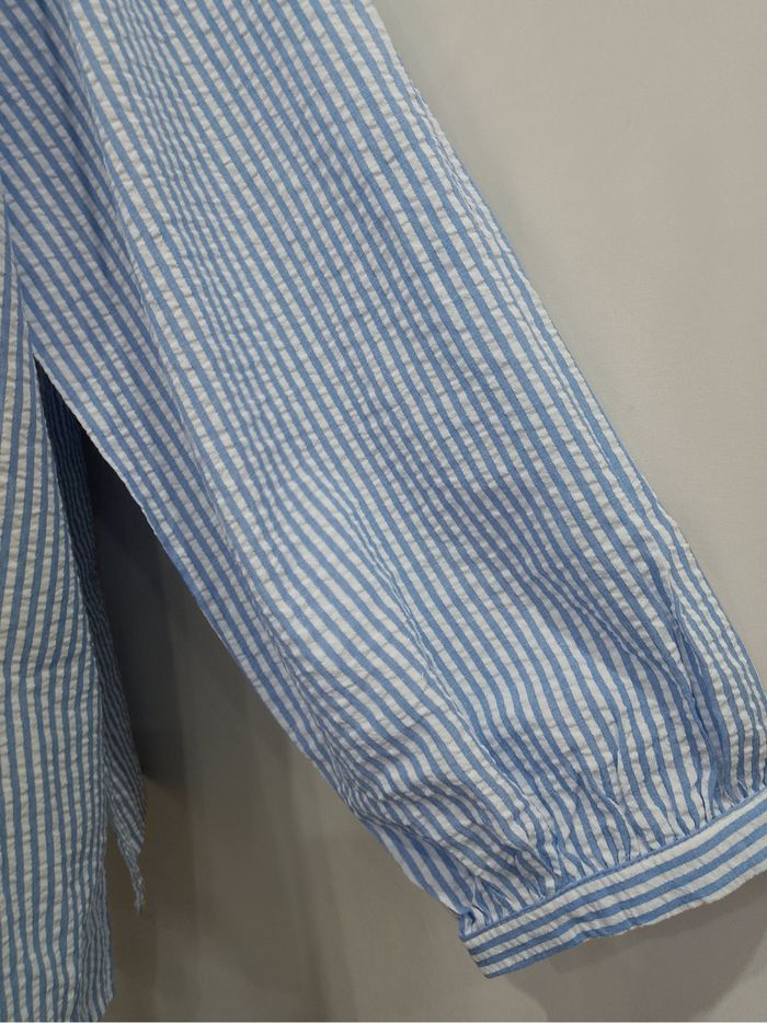 Blouse élégante rayée bleu et blanc grande taille – col en V chic, coupe fluide et allure professionnelle - photo numéro 2