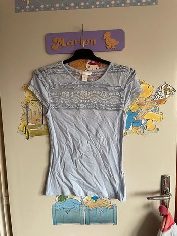 Tee shirt bleu ciel à manches courtes, taille Xs, marque H&M.
