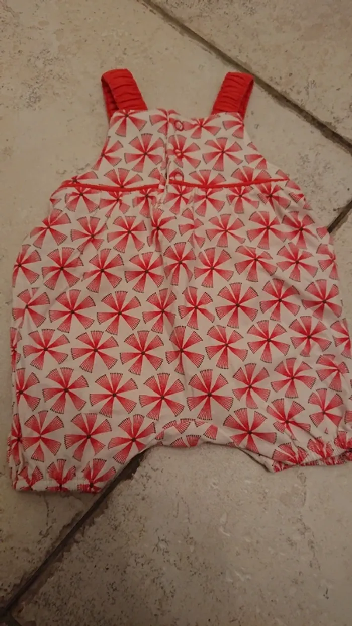Combishort / barboteuse 1 mois blanche à fleurs corail - photo numéro 2