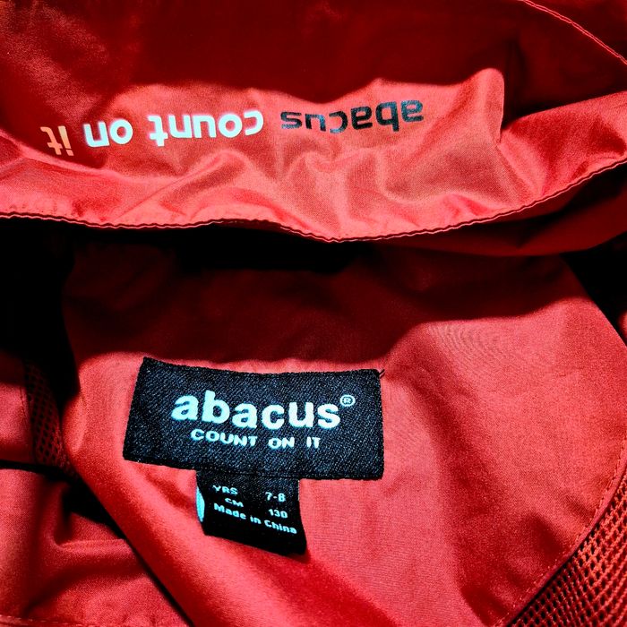 Très beau coupe vent rouge, de qualité. Garçon ou fille 7/8ans. Marque Abacus count on it - photo numéro 3