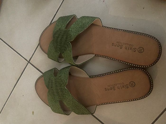 Magnifiques sandales vertes scintillantes cloutées finement sur le côté neuves