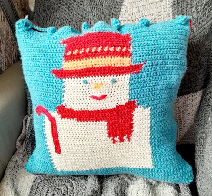 Housse de coussin de Noël faite main au crochet Bonhomme de neige - photo numéro 2