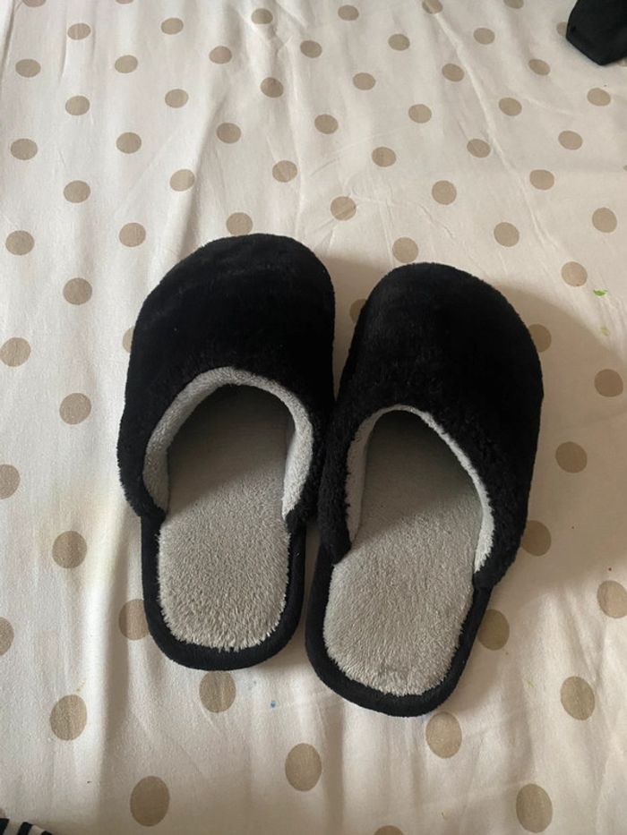 Paire de chaussons, noires et gris tout doux - photo numéro 2