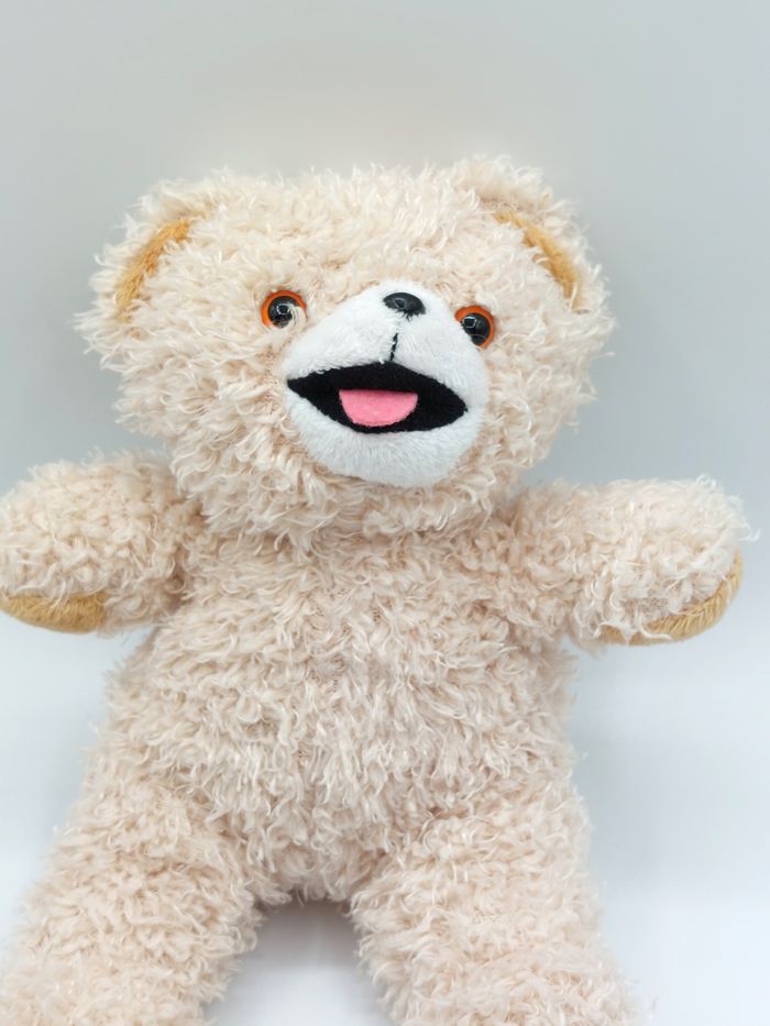 Peluche ours beige blanc ROBIJN tire la langue 23 cm nom Cajoline Belgique Pays-Bas - photo numéro 2