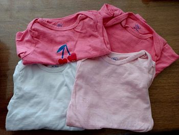 Lot de 4 bodies état neuf