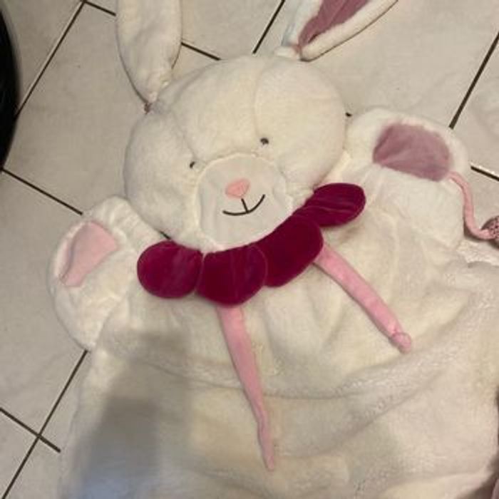 Tapis deveil blanc avec pattes fleuries et son doudou cerise assortis - photo numéro 5