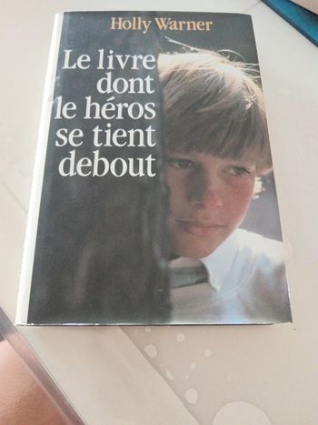 Livre " le livre dont le héros se tient debout" Holly Warner