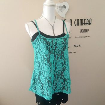 Joli top à bretelles long, tunique, en dentelle fleurie vert menthe.