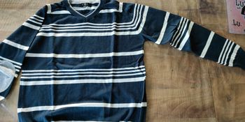 Pull col V rayé bleu et blanc