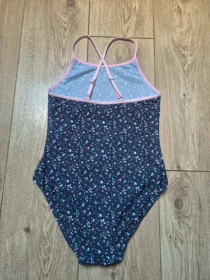 Maillot de bain 1 pièce vertbaudet gris motifs rose clair/ bleu ciel 11/12 ans en très bon état - photo numéro 2