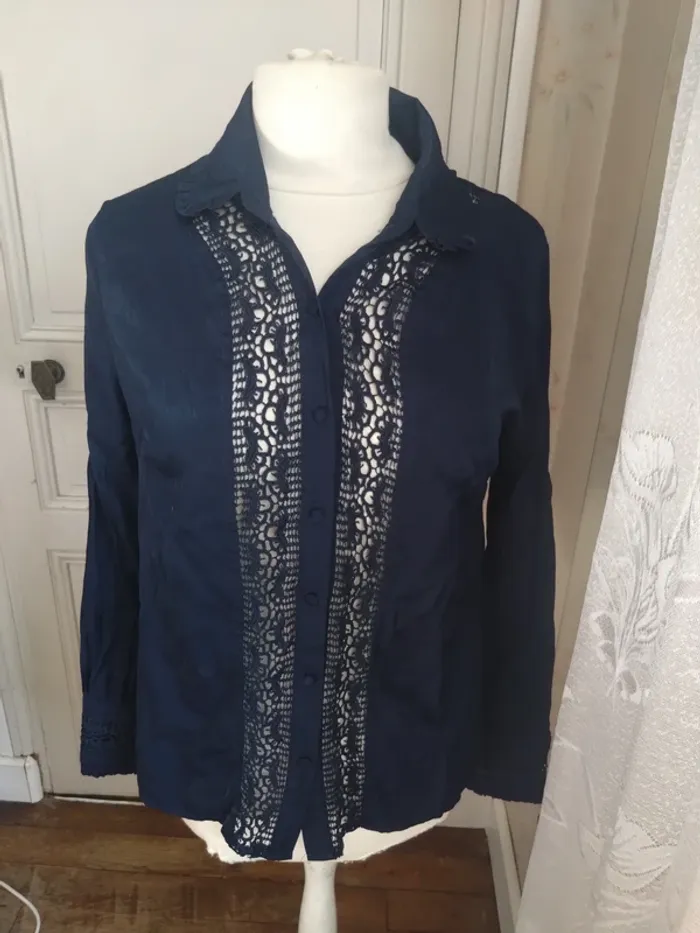 Chemise Cherry Paris T38 – bleu marine ajourée dentelle chic - photo numéro 2