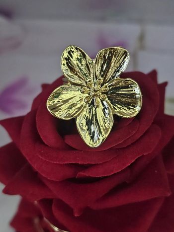 Bague fleur doree ajustable en acier inoxydable