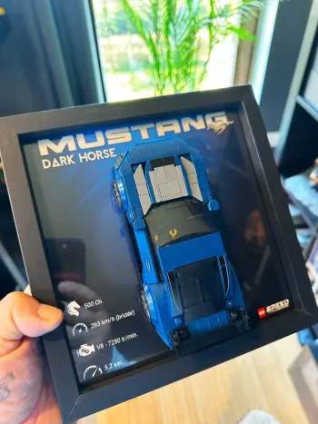 Cadre LEGO Ford Mustang Dark Horse – Format 20×20 cm (sans LEGO)