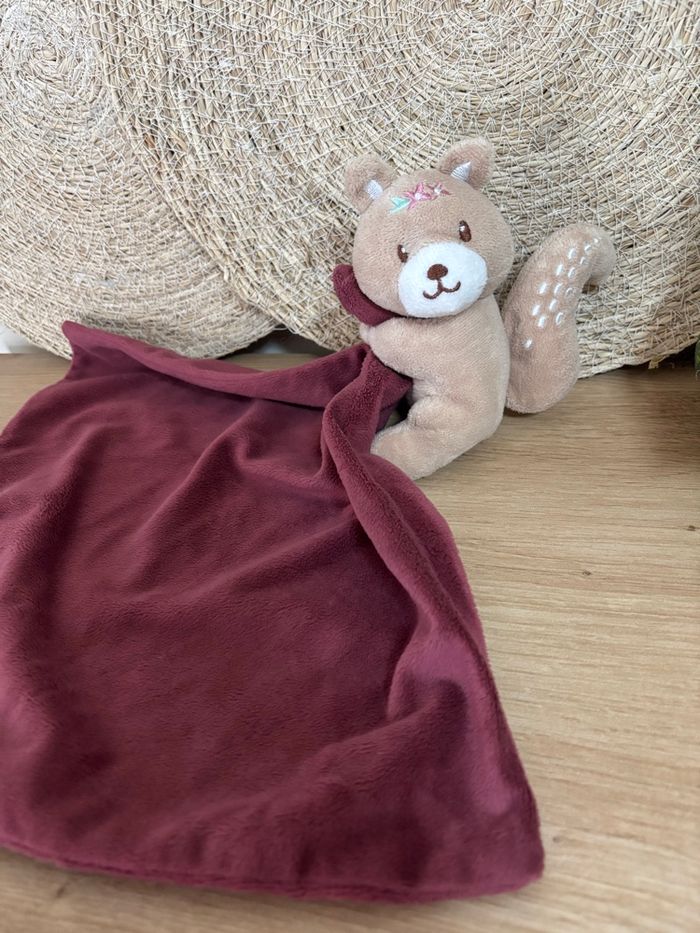 Doudou écureuil beige mouchoir bordeau bébé douceur