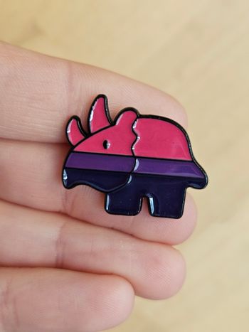 Pin's dinosaure , tricératops