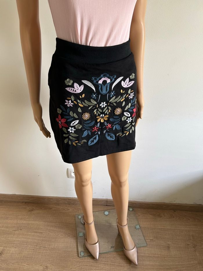 Jupe noire neuve avec broderies Desigual taille 42 - photo numéro 2
