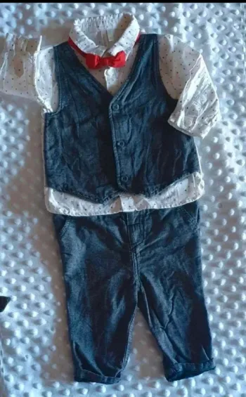 Ensemble  chemise et  pantalon avec  nœud  papillon