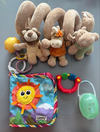 Lot de différents jouets pour bébés 