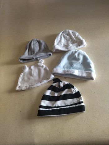 Lot de 5 bonnets naissance. Très bon état