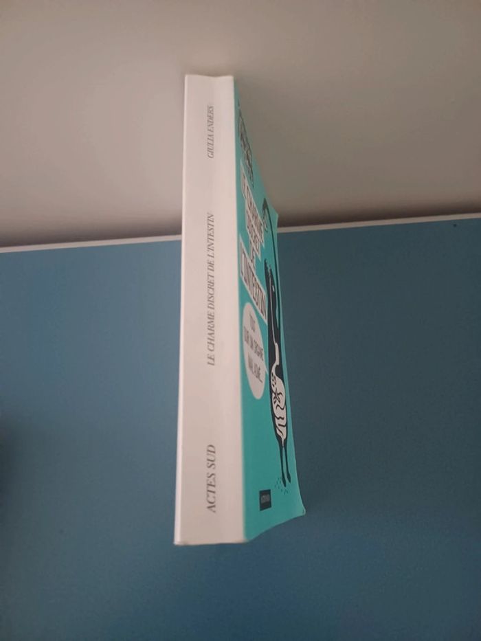 Livre Le charme discret de l intestin Giulia enders - photo numéro 3