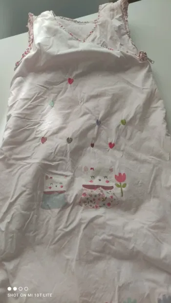 Gigoteuse blanche motifs fleurs et chat vert baudet