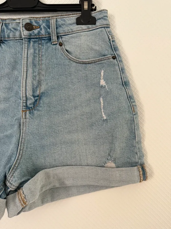 Short en jean en très bon état taille 34 Kiabi - photo numéro 2