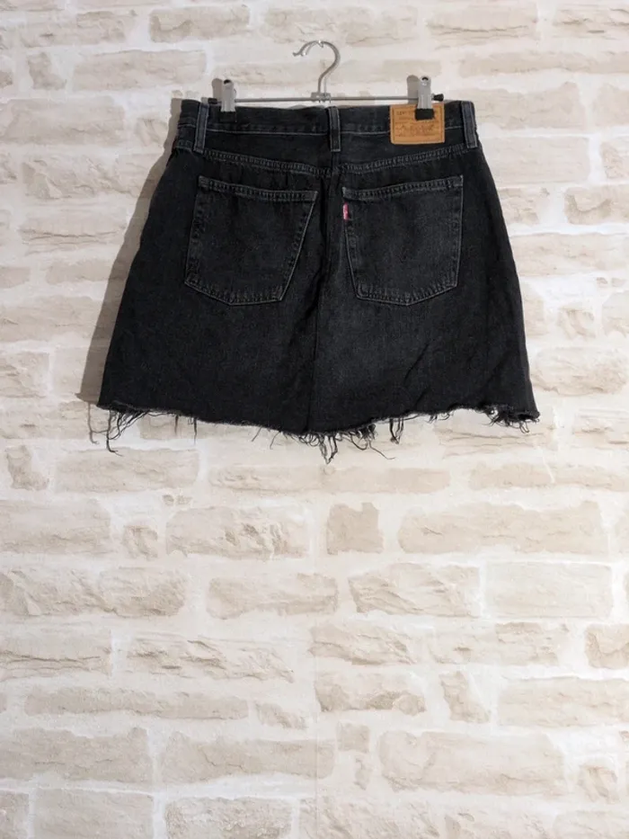 Jupe en jean noire Levi’s – Taille 38 – Très bon état