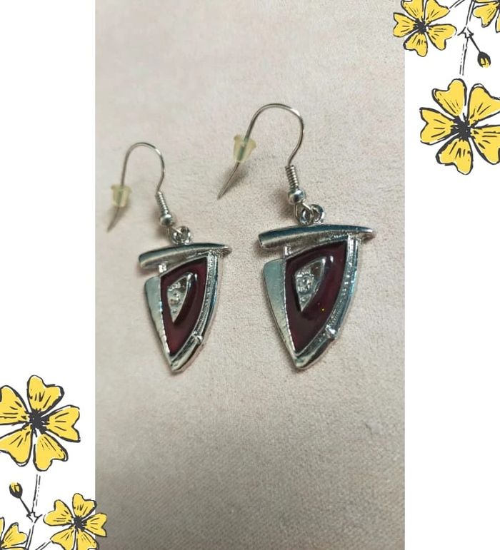 Boucles d’oreilles fantaisie – Triangles rouge & argenté en métal rigide - photo numéro 4