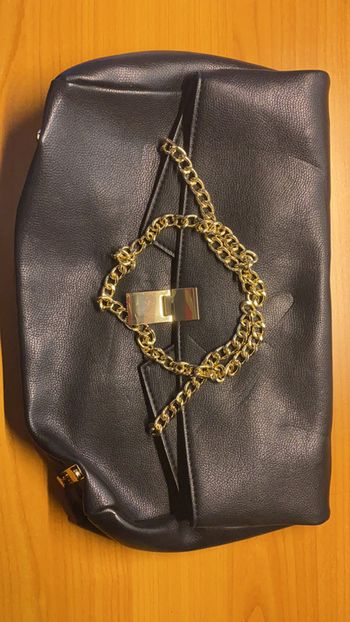 Sac cuir noir avec chaîne dorée Mango