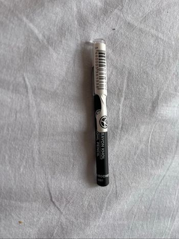 Petit crayon noir pour les yeux Yves Rocher