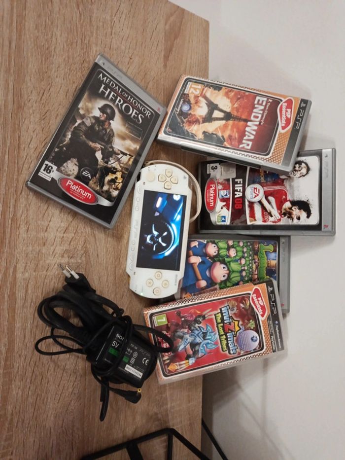 PSP blanche avec câble et 6 jeux - photo numéro 3