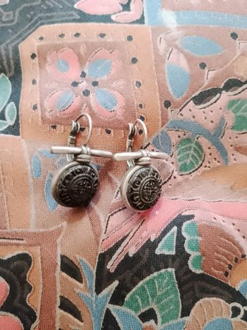 boucles d'oreilles en verre noires sur métal argenté vintage années 80.
