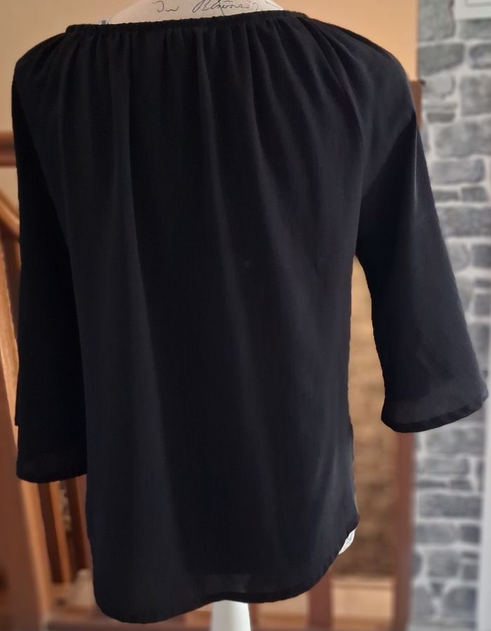 Blouse noire fluide avec le devant en dentelle ajourée - photo numéro 5