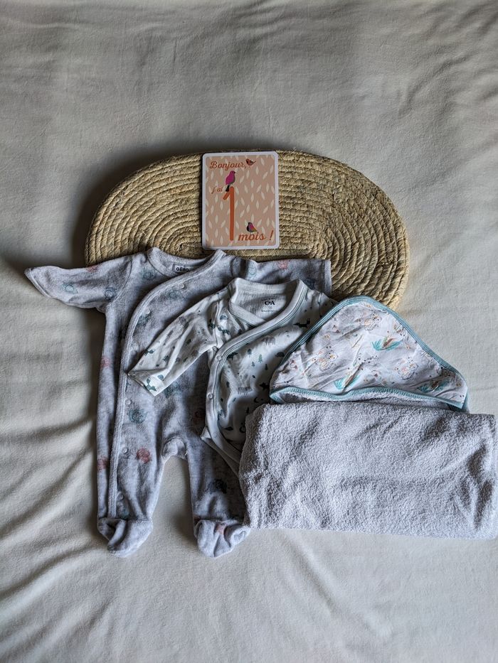 Pyjama + body + cape de bain - 1 mois - photo numéro 7