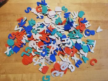 Lot de 140 lettres en mousse autocollantes