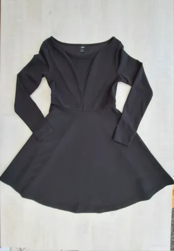 Robe noire Shein - patineuse - taille 36 - décolleté en V plongeant transparent